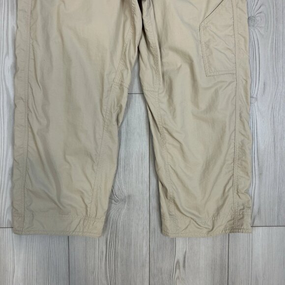 MOUNTAIN HARDWEAR Women OL1153 Khaki Cropped Hiking Capri Pants SZ 8 Zip Pocket - Picture 7 of 12